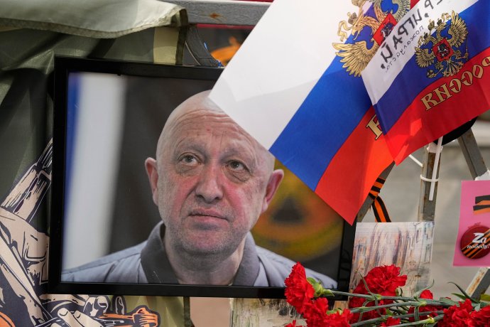 Nedaleko Kremlu vznikl neformální pomníček Jevgeniji Prigožinovi, k němuž mnozí Rusové přicházejí položit květiny. Mají ho za hrdinu, jenž bojoval za vlast. Realita je o dost jiná. Foto: ČTK/AP