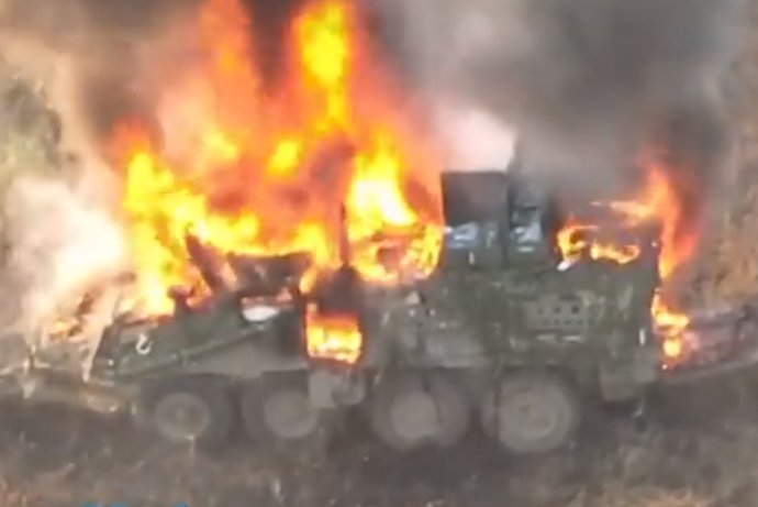 Hořící ženijní vůz M1132 Stryker americké výroby při osvobozování obce Robotyne. Foto: Ukraine Weapons Tracker