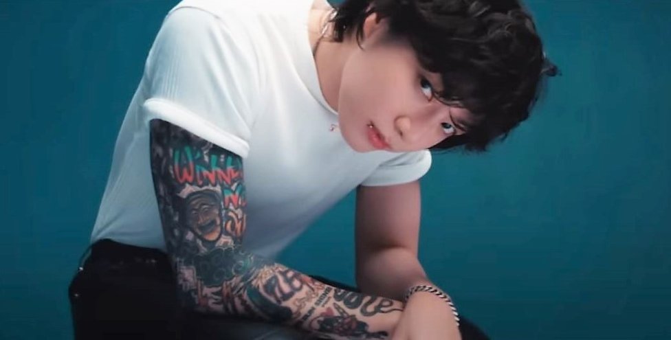 Momentálně asi nejslavnější korejské tetování na světě: "rukáv" na paži Čon Čongguka (Jungkook) ze skupiny BTS. Právě Jungkookem se argumentovalo i v jihokorejském parlamentu při snaze změnit přísný zákon o tetování. Zatím byla marná a pro vystoupení ve veřejnoprávní televizi tetovaní umělci pořád potřebují krycí náplast. Foto: Hybe