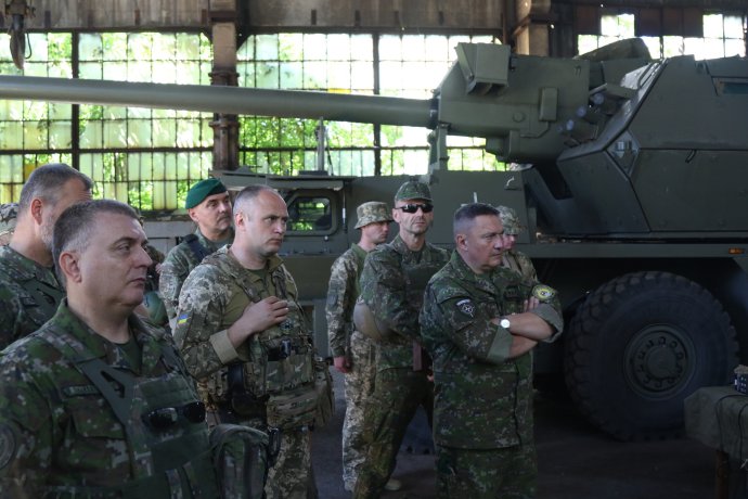 Náčelník Generálního štábu slovenských sil Daniel Zmeko před houfnicí Zuzana 2 někde na jižní Ukrajině. Foto: ukrajinská armáda