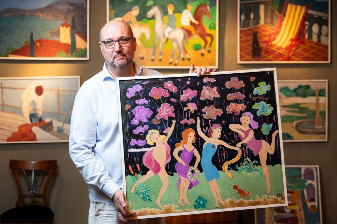 Tomáš Hejtmánek s obrazem, který Josef Kotrba namaloval ve svých 83 letech. Foto: René Volfík