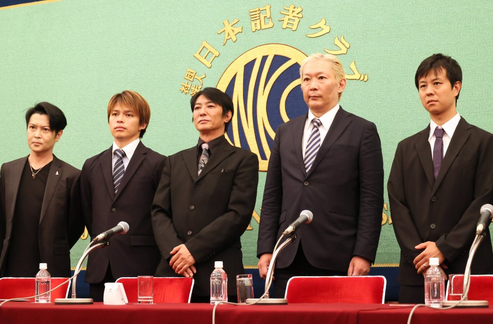 Bývalí „idolové“ a svěřenci největšího popového vydavatelství v Japonsku; dnes členové Sdružení obětí Johnnyho sexuálního násilí. Na snímku na tiskové konferenci z letošního srpna. Foto: Jošio Cunoda, AFLO via Reuters