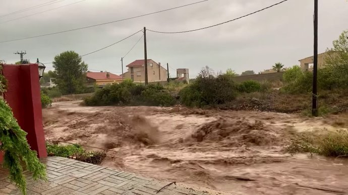 Ve městě Alcanar se včera ulice proměnily v rozvodněnou řeku. Foto: Maite Garcia-Cooper via Reuters