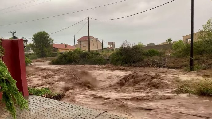 Ve městě Alcanar se včera ulice proměnily v rozvodněnou řeku. Foto: Maite Garcia-Cooper via Reuters
