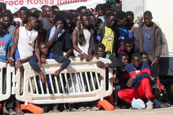 Afričtí migranti na itaském ostrově Lampedusa před příjezdem přesedkyně Evropské komise von der Leyen a italské premiérky Meloni, 17. srpna 2023. Foto: Yara Nardi, Reuters