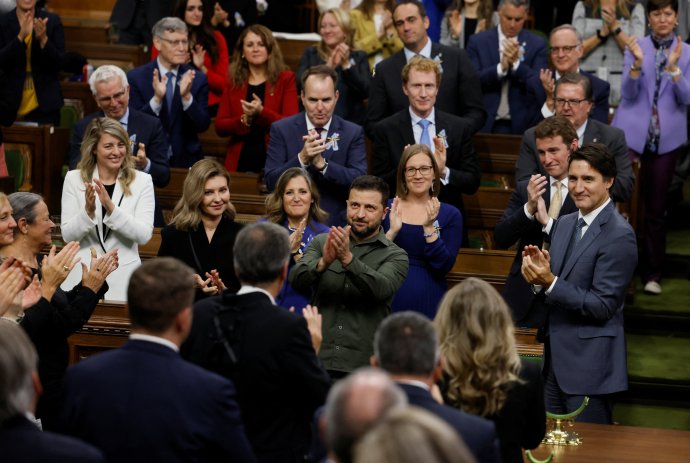 Volodymyr Zelenskyj v kanadské Dolní sněmovně po svém proslovu 22. září 2023. Následně mluvčí vyzval přítomné k uctění „válečného hrdiny“ v publiku, což způsobilo skandál. Foto: Blair Gable, Pool via Reuters