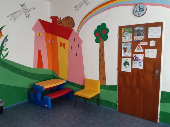 Čekárna dětské lékařky Evy Hošnové ve Veverské Bítýšce severně od Brna zůstane osiřelá. Pediatrička oznámila odchod do důchodu a zdravotní pojišťovna ani obec za ni nenašly náhradu. Rodiny tak budou muset za lékařskou péčí dojíždět, protože pediatrů je nedostatek všude. Foto: Jana Ustohalová, Deník N
