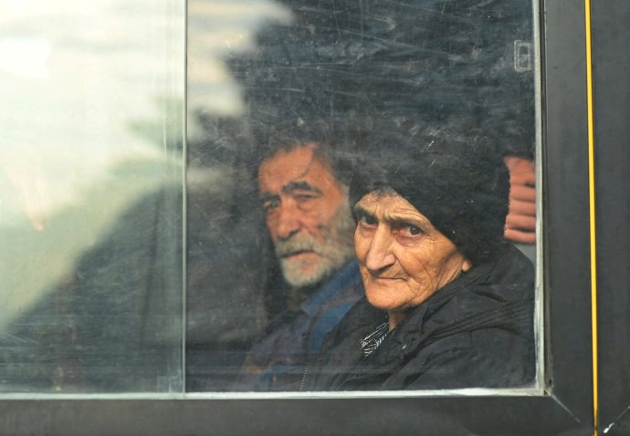 Už tři čtvrtiny arménského obyvatelstva Náhorního Karabachu opustily své domovy a přesouvají se do Arménie. Pod Baku žít nechtějí. Foto: David Ghahramaňjan, Reuters