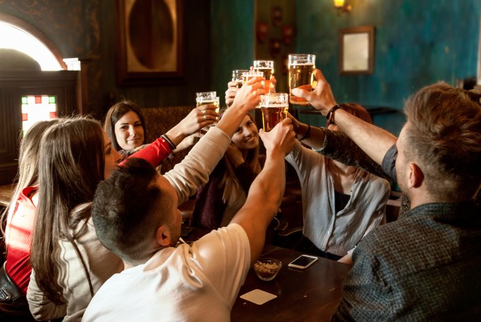 Zábrany padají, důvěra roste… Ale hlava bude ráno bolet. Foto: Adobe Stock