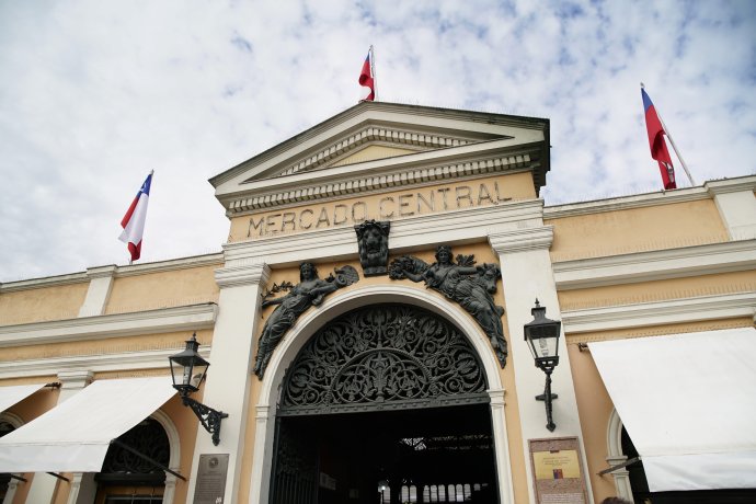 Nedáte-li v Mercado Central v Santiagu během největšího chilského svátku velké spropitné, může se vám stát, že vás prodejci ze svého stánku vyhodí. Foto: Adobe Stock