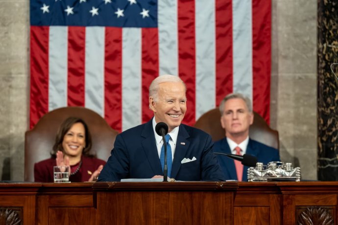 Americký prezident Biden v únoru při projevu o stavu unie v Kongresu. Vpravo předseda Sněmovny reprezentantů a lídr republikánů Kevin McCarthy, který pověřil výbory zahájením vyšetřování k impeachmentu, vlevo viceprezidentka Kamala Harris. Foto: Bílý dům