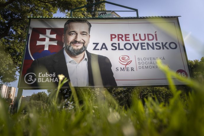 Billboard Směru a na něm Ľuboš Blaha, ultralevicový poslanec, marxista, který opakovaně šíří hoaxy i ruskou propagandu. Foto: Tomáš Benedikovič, Denník N