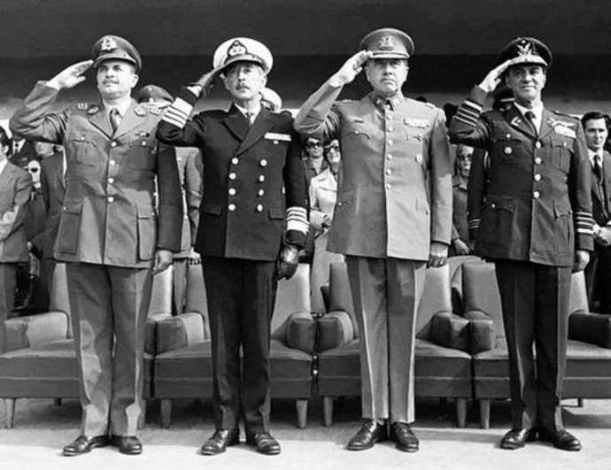 Chilská vojenská junta 1973–1978: César Mendoza, José Toribio Merino, Augusto Pinochet a Gustavo Leigh. Foto: Biblioteca de Congreso Nacional de Chile, CC BY-SA 3.0