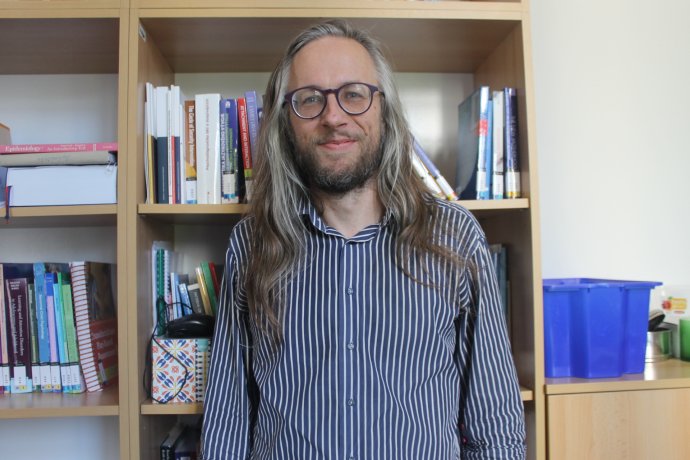 „Pokud pro nás budou Romové či Ukrajinci vždycky jen ti, kdo čekají na úřadu práce na dávky, v tu chvíli je ten kontakt neefektivní,“ říká politický psycholog Jan Šerek. Foto: archiv Jana Šereka