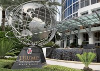 Soud rozhodl, že Donald Trump manipuloval s hodnotou svého majetku a nepravdivě ji snižoval kvůli daním nebo navyšoval kvůli úvěrům. Na snímku hotel Trump International v Miami. Foto: Jana Ciglerová, Deník N