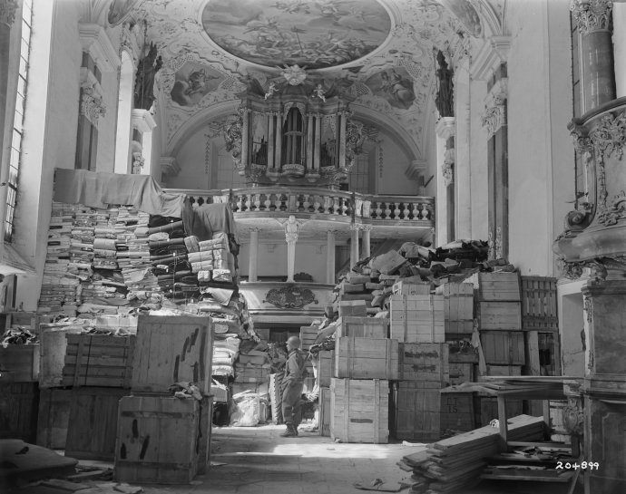 Uskladněné umění nakradené nacisty (samozřejmě jen jeho zlomek) a na konci druhé světové války shromážděné v zámeckém kostele Ellingen v Bavorsku, 24. dubna 1945. Fotografii pořídil americký voják. Foto: Department of Defense via Wikimedia Commons