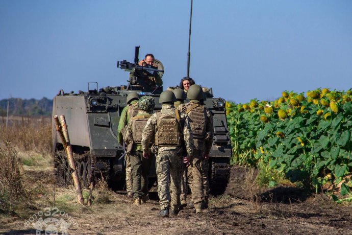 Americký pásový obrněný transportér M113 ve výzbroji ukrajinských sil. Ilustrační foto: Generální štáb UA