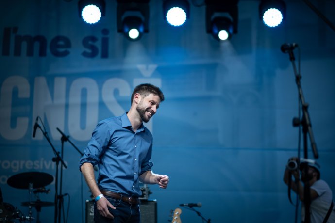 Michal Šimečka minulý pátek na bratislavském Hlavním náměstí. Foto: Vladimír Šimíček, Denník N