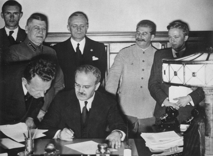 Stalin plánoval spojenectví s Hitlerem už od poloviny 30. let, ne až jako nevyhnutelný krok po mnichovské dohodě, jak se nás vždy snažila přesvědčit komunistická propaganda. Na snímku ministr zahraničí Vjačeslav Molotov podepisuje německo-sovětskou smlouvu o neútočení. Za ním stojí jeho německý protějšek Joachim von Ribbentrop, napravo od něj Josif Stalin. 23. srpna 1939. Foto: Wikimedia Commons, Public domain