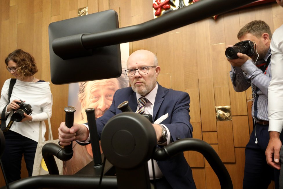 Cvičit ve Sněmovně si vyzkoušel i ministr zdravotnictví Vlastimil Válek. Foto: Ludvík Hradilek, Deník N