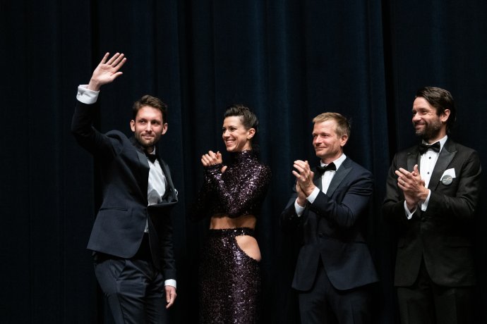 Bod obnovy čeští diváci viděli poprvé v červenci v Karlových Varech, kde jej zhlédl i prezident Petr Pavel. Na snímku zleva režisér filmu Robert Hloz, herečka Andrea Mohylová a herci Matěj Hádek a Václav Neužil. Foto: Film Kolektiv