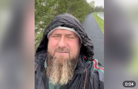Ramzan Kadyrov ve videu zvěřejněném v jeho kanále na Telegramu v neděli. Nelze ale ověřit, kdy a kde bylo video natočeno – zda je skutečně aktuální. Zdroj: Kadyrov_95, Telegram