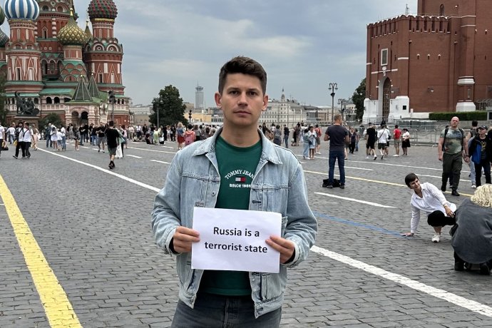 Sedov se v létě vyfotil na Rudém náměstí v Moskvě s nápisem „Rusko je teroristický stát“. Foto: archiv F. S.