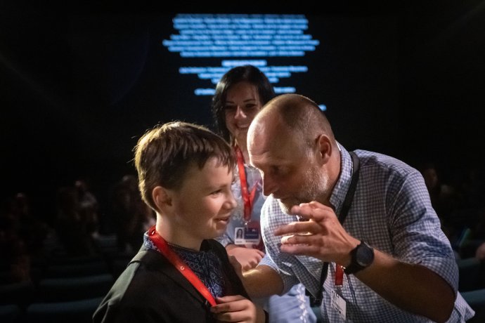 Ten potlesk patří i tobě, říká režisér Pavol Pekarčík Nikitovi Tyščenkovi (první vteřiny po premiéře filmu v Benátkách). Foto: Vladimír Šimíček, Denník N