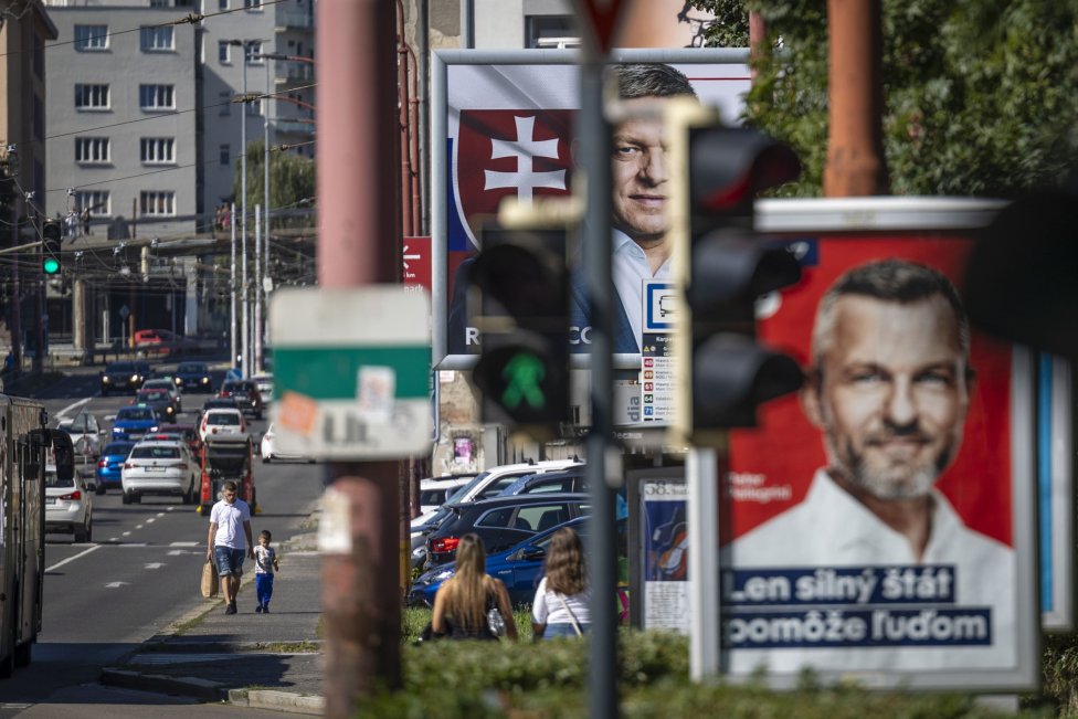 Volební billboardy slovenských stran Směr – sociální demokracie a Hlas – sociální demokracie exspolupracovníků a expremiérů Fica a Pellegriniho. Foto: Tomáš Benedikovič, Denník N