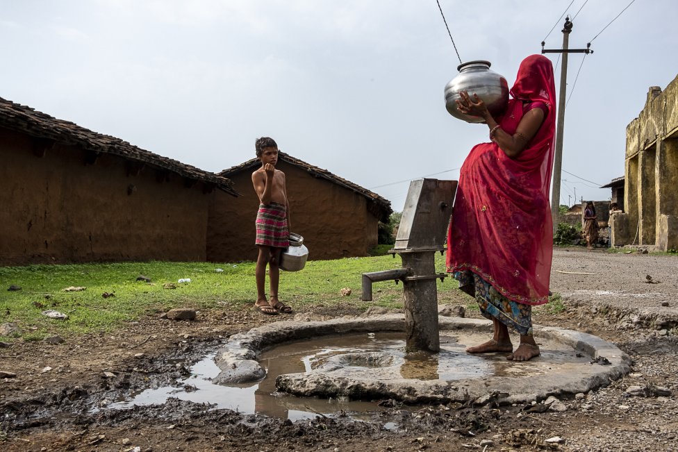 Tulsijá nosí vodu od studny do domu den před narozením druhého dítěte. Jižní Rádžastán, Indie, 2018. Foto: Noel Rojo