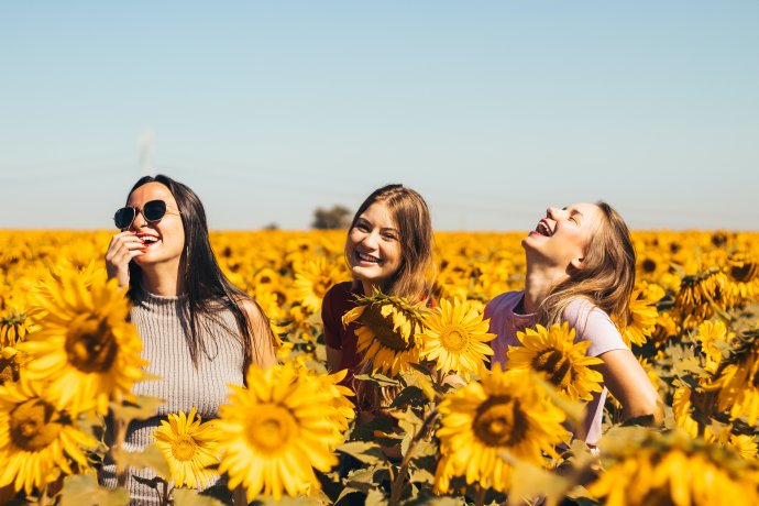 Členky různorodých ženských partiček jsou hrdinkami nových překladových románů. Ilustrační foto: Antonino Visalli, Unsplash
