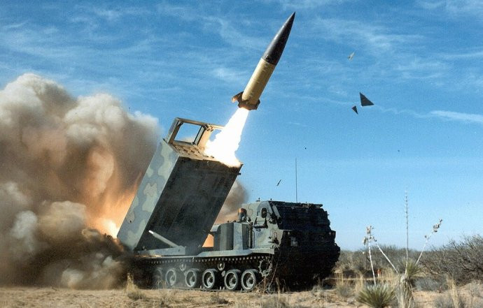 Raketomet M270 odpaluje ATACMS. Foto: https://sill-www.army.mil, Public domain, via Wikimedia Commons