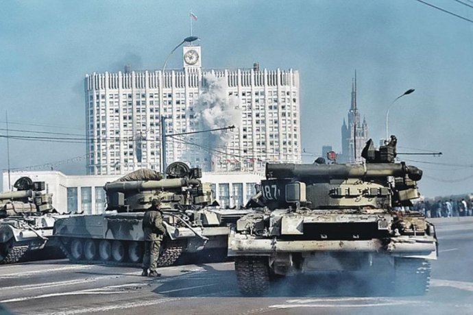 Během tzv. černého října 1993 poslal Jelcin proti poslancům, kteří se zabarikádovali v budově parlamentu, tanky. Foto: Národní bezpečnostní archiv, Washington DC
