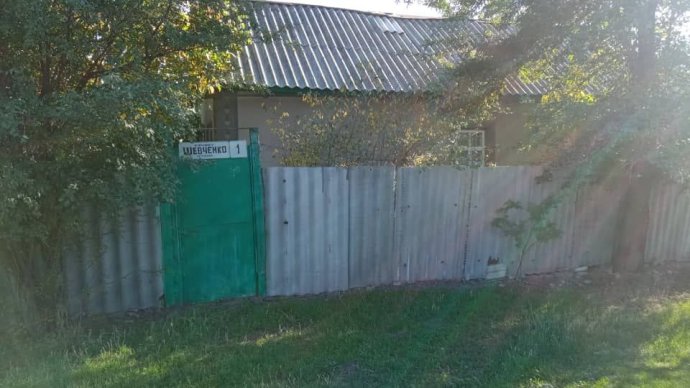 Ševčenkova ulice 1, Kara-Balta, Kyrgyzstán. V tomto domě má sídlit firma, která z Česka koupila stroj za desítky milionů korun. Jak ale na místě Deník N ověřil, firma na adrese již nefiguruje. Foto: Deník N
