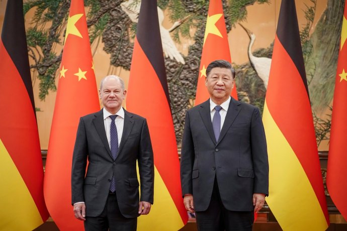 K hlavním problémům německého hospodářství patří také vysoká provázanost s čínskou ekonomikou. Na snímku je spolkový kancléř Olaf Scholz s čínským prezidentem Si Ťin-pchingem. Foto: ČTK / AP / Kay Nietfeld
