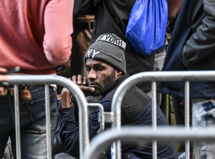 Migranti stojí ve frontě před hotelem Roosevelt a čekají na umístění do azylového domu. Foto: Fatih Aktas / Anadolu Agency / ABACAPRESS.COM / ČTK