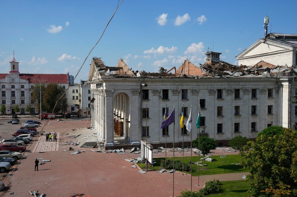 Černihivské divadlo Tarase Ševčenka poničené srpnovým útokem. Foto: Efrem Lukatsky / AP / ČTK