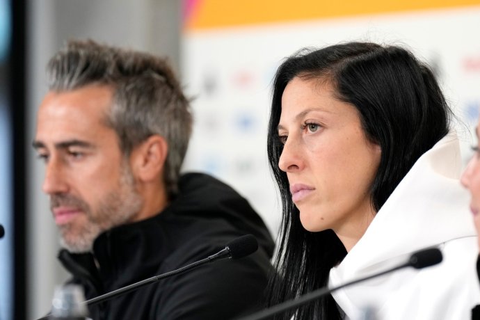 Jenni Hermoso na tiskové konferenci v půlce srpna ještě se svým tehdejším trenérem Jorgem Vildou. Ten se původně postavil proti ní a na obranu svého šéfa, předsedy fotbalové federace Luise Rubialese. Federace ho ale poté propustila, nakonec ve vyhrocené kauze odstoupil z funkce i Rubiales. Foto: Alessandra Tarantino, AP/ČTK