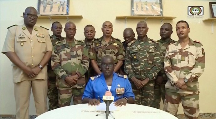Od 50. let minulého století bylo jen na africkém kontinentu zdokumentováno kolem stovky převratů. Na snímku vojenští představitelé nigerské armády, kteří oznámili převzetí moci letos v červenci. Foto: ČTK/AP