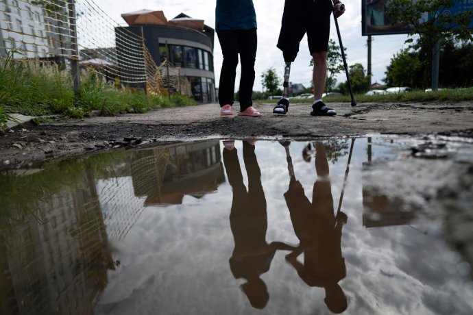 Ukrajinský voják s amputovanou nohou se učí chodit s protézou. Foto: ČTK / AP / Evgeniy Maloletka