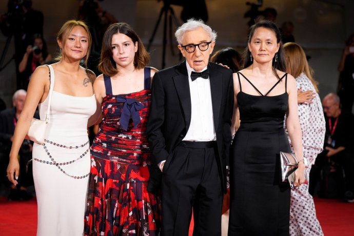 Woody Allen se Soon-Yi Previn na premiéře filmu Coup de Chance v Benátkách. Foto: ČTK/Profimedia