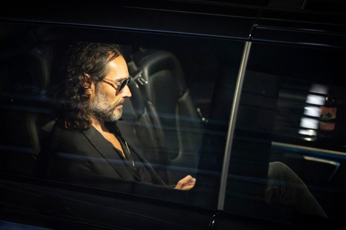 Russell Brand v sobotu 16. září 2023 po vystoupení opouští divadlo Troubadour Wembley Park. Foto: ČTK / AP / James Manning