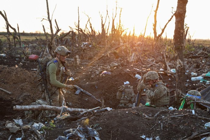 Velitel Feďa z 3. samostatné ukrajinské útočné brigády si povídá s ukrajinským vojákem na frontové linii ve vesnici Andrijivka. Foto: ČTK / AP / Alex Babenko
