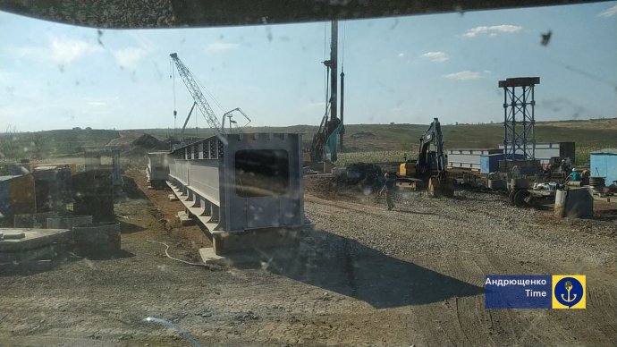 Rusové staví nový železniční most u vesnice Hranitne. Foto: Petro Andriuščenko / Telegram