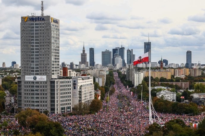 Velká předvolební akce polské opozice se konala včera ve Varšavě. Organizátoři i město odhadují, že se jí zúčastnilo až milion lidí. Foto: Beata Zawrzel, Nur Photo via Reuters