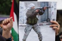 Fotografie palestinského bojovníka na demonstraci na podporu Palestiny a útoku Hamásu proti Izraelcům. Demonstrace se konala 15. října v tureckém, většinově kurdském městě Dijarbakir. Zorganizovala ho Kurdská islámská strana HUDA-PAR a na náměstí zněly slogany podporující Hamás, četlo se z koránu, probíhaly modlitby a Izrael, ne Hamás, byl obviňován ze spáchání zločinu proti lidskosti. Foto: Mehmet Masum Suer / SOPA Images / Sipa USA via Reuters