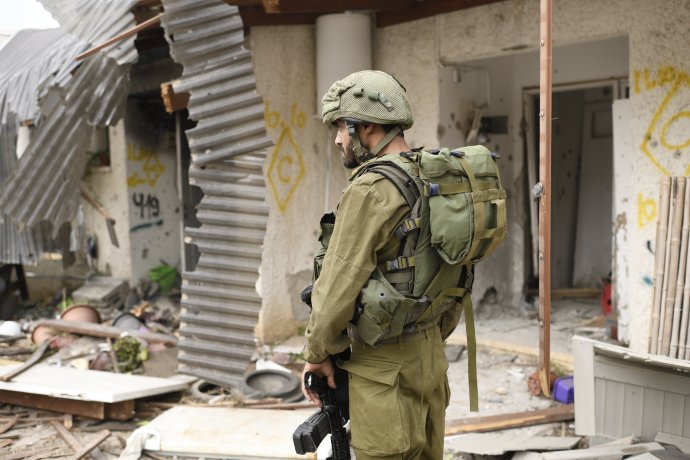 Izraelský voják v kibucu Kfar Aza u hranic s Pásmem Gazy, který se stal obětí teroristů z Hamásu. Teď Izraeli hrozí, že se v Pásmu Gazy lapí v okupační pasti. Foto: Gili Jári, NurPhoto via Reuters