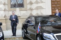 Ruský velvyslanec Alexandr Zmejevskij odchází ze schůzky na českém ministerstvu zahraničí. Foto: Ludvík Hradilek, Deník N