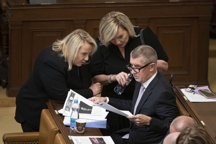 Předseda ANO Andrej Babiš se stranickými kolegyněmi Alenou Schillerovou a Klárou Dostálovou během jednání o vyslovení nedůvěry vládě. Foto: Gabriel Kuchta, Deník N