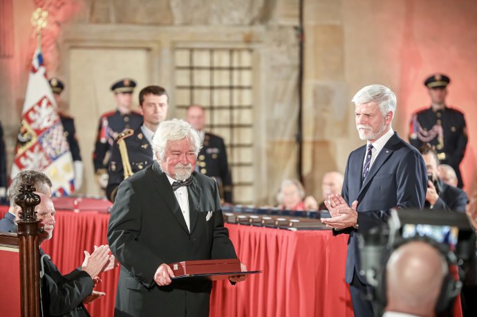 Řád Bílého lva prezident propůjčil také bývalému předsedovi Senátu Petru Pithartovi. Foto: Gabriel Kuchta, Deník N